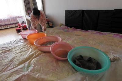 上蔡楼上漏水，住户失联，小区没物管，业主维权难！律师来支招……